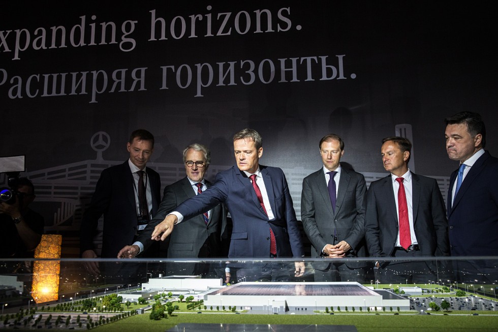 Top managers of Mercedes-Benz and senior Russian and German officials attend a ceremony to lay the foundation stone to a new Mercedes-Benz plant in the Yesipovo industrial park. / Sergei Bobylev / TASS