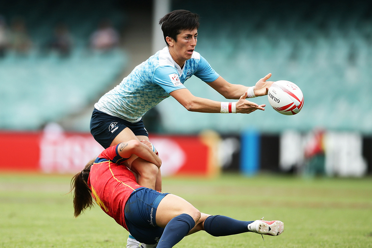 Baizat Khamidova offloads the ball during the womens match in the 2017 HSBC Sydney Sevens / Getty Images